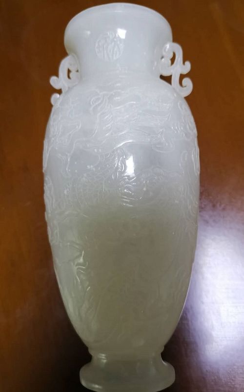 精品鑒賞 和田玉制雙耳龍紋瓶的玉韻雅鑒